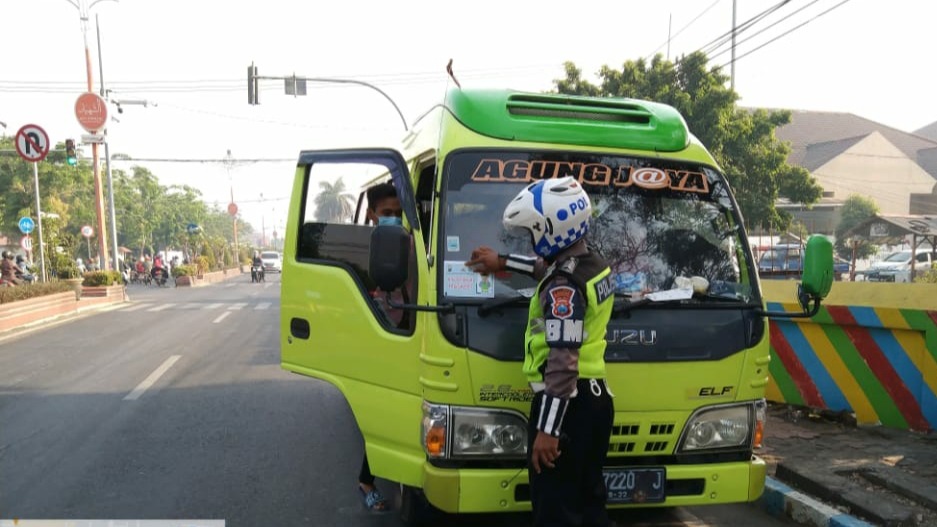 Ajak Disiplin Protokol Kesehatan, Kaca Kendaraan Umum di Mojokerto Dipasang Stiker