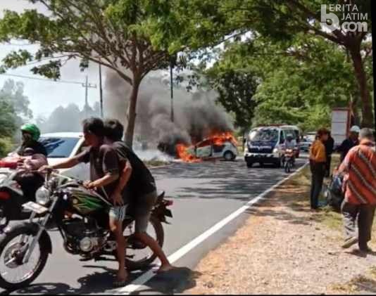 Diduga Sopir Ngantuk Mobil Tabrak Pohon Dekat Suramadu