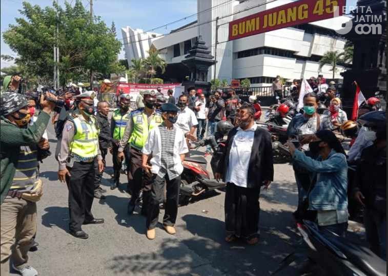 Ratusan Massa ‘Surabaya Adalah Kita’ Blokade Acara KAMI di Gedung Juang 45