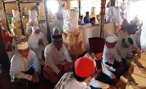Daftar ke KPU Sumenep, Pasangan Fauzi-Eva Awali Dengan Ziarah ke Asta Tinggi