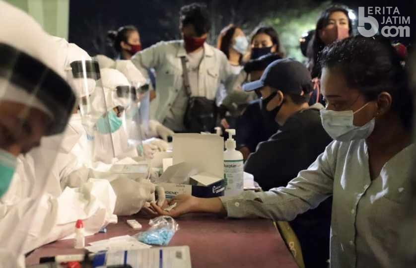 ABG Nongkrong di Bawah Jembatan Suramadu Kena Razia Rapid Test