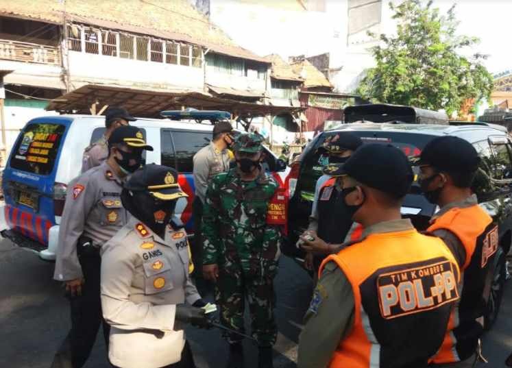 Aparat Gabungan Razia Protokol Kesehatan di Pasar Pabean Cantian Surabaya