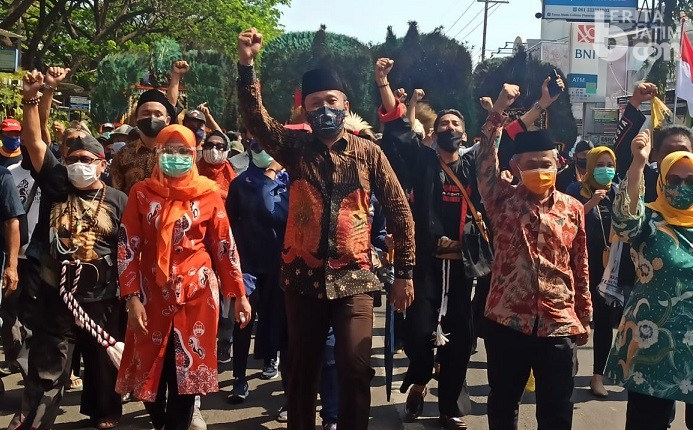Jalan Kaki ke KPU Ponorogo, Ipong-Bambang Diantar Ribuan Orang