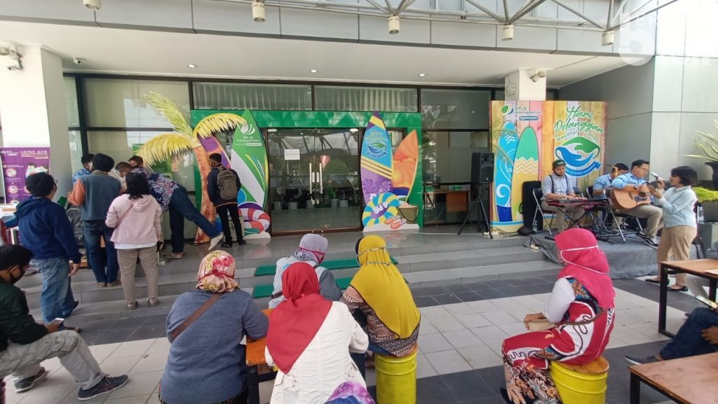 Semarak Hari Pelanggan Nasional, BP Jamsostek Kediri Sulap Kantor Bak Suasana Pantai