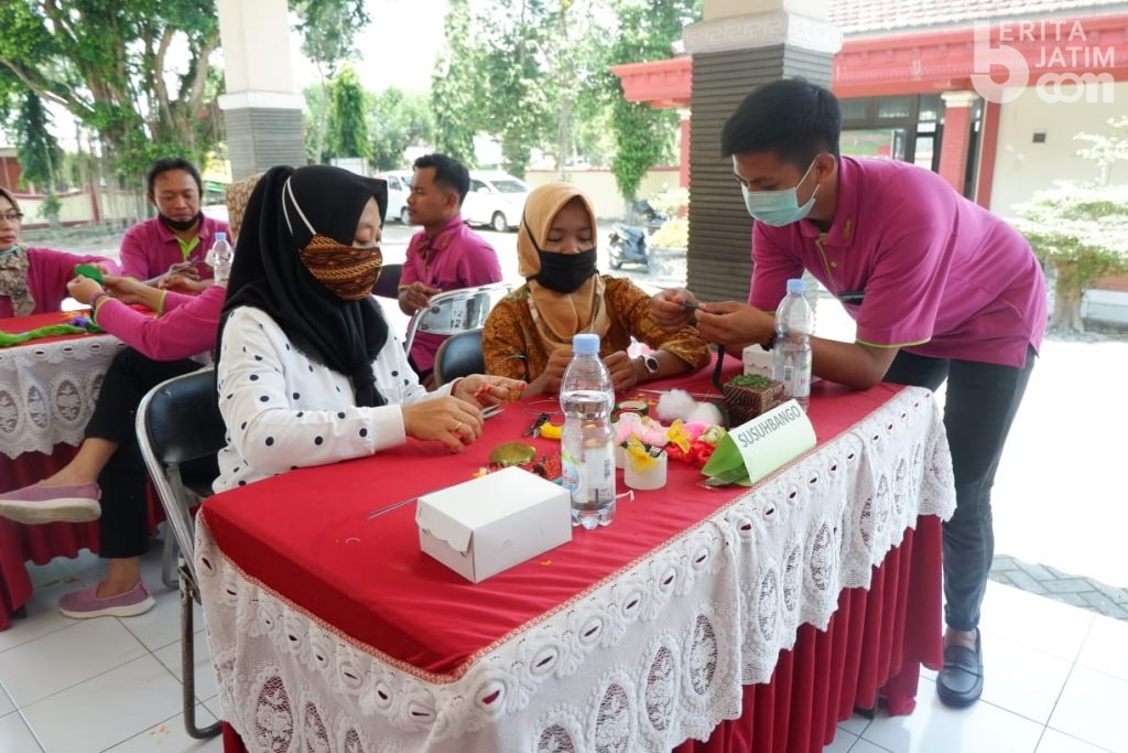 Penerima PKH di Kabupaten Kediri Berlatih Buat Bunga Hias dari Bahan Stoking