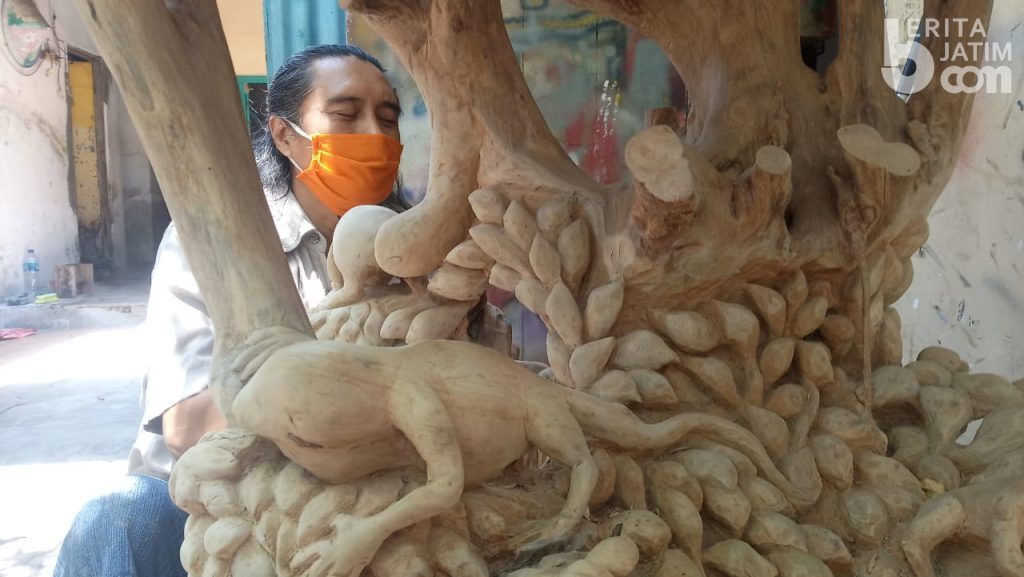 Penyandang Tuna Netra di Kediri Berkarya Lewat Seni Ukir dan Kursi Bambu