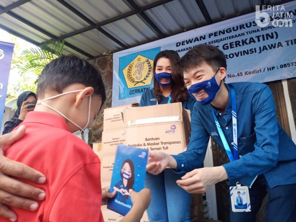 Asuransi Astra Kediri Bagi Ratusan Masker Ramah Tuli dan Paket Sembako