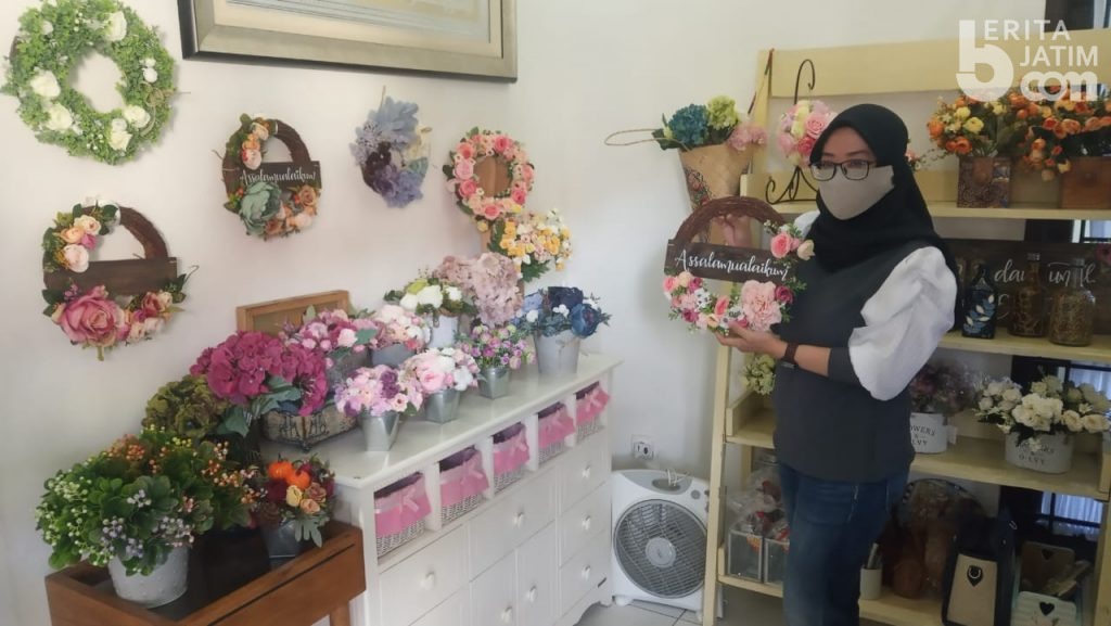 Apoteker Cantik Sukses Kembangkan Hiasan Pintu dan Dinding