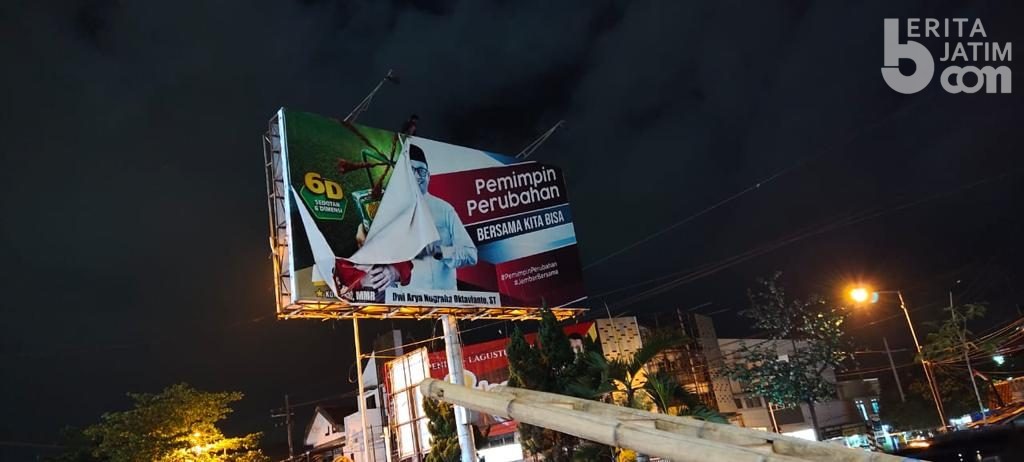 Malam Ini, Bawaslu Jember Tertibkan Peraga Kampanye di Segitiga Emas