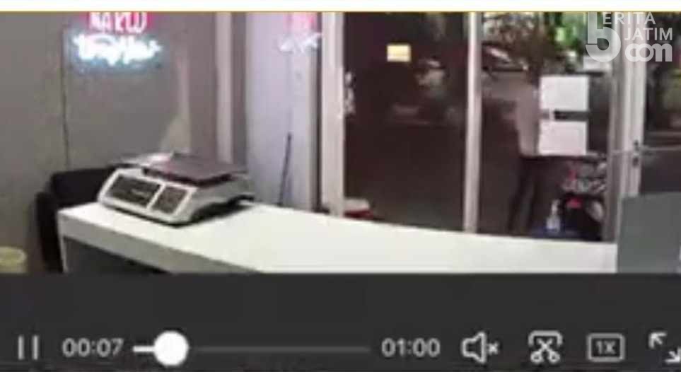 Beraksi 5 Detik, Pencuri Motor Beraksi di Semolowaru Surabaya Terekam CCTV