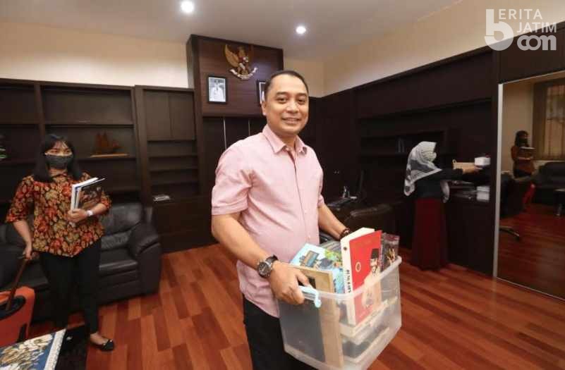 Kemasi Barang, Eri Cahyadi Dilepas dengan Air Mata Pegawai Bappeko Surabaya
