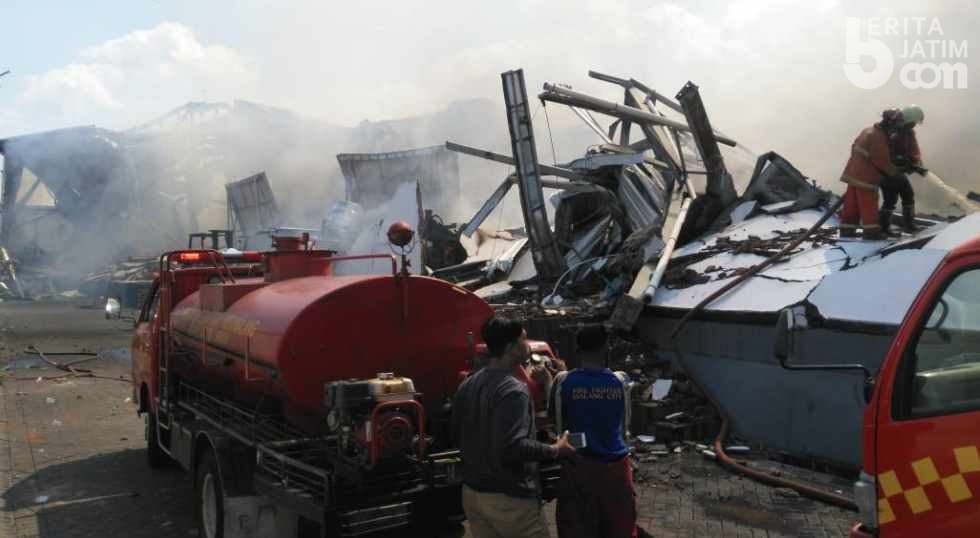 Gudang Distributor Popok dan Kosmetik di Karangploso Malang Terbakar