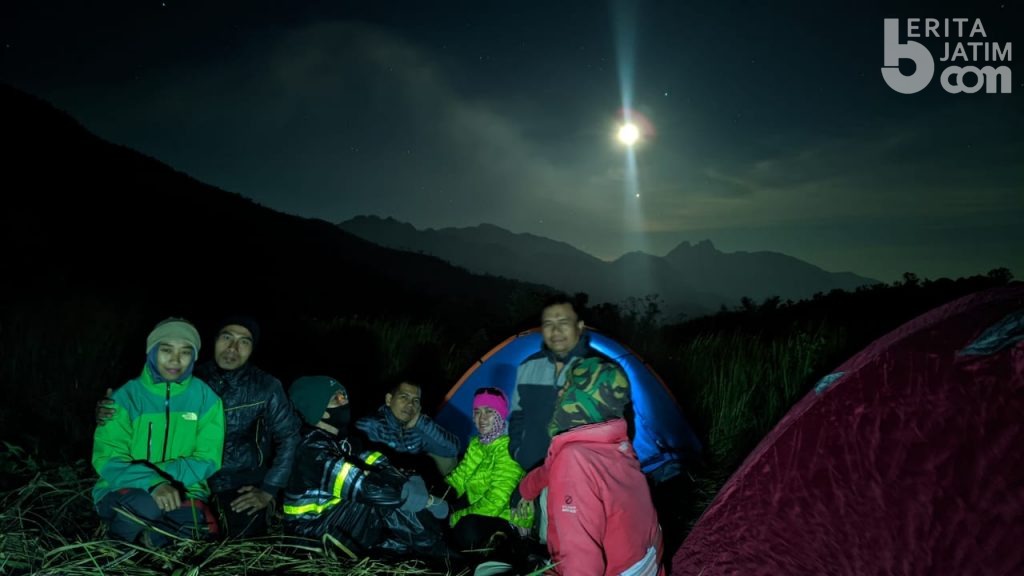 Di Puncak Gunung Pundak Berpayung Bulan Setengah Lingkaran