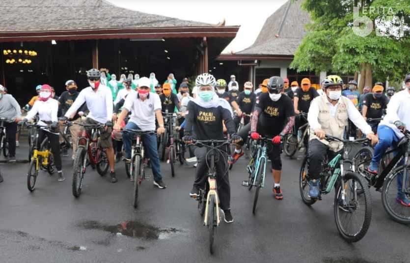 Forkopimda Tulungagung Gowes Sambil Sosialisasi Jatim Bermasker