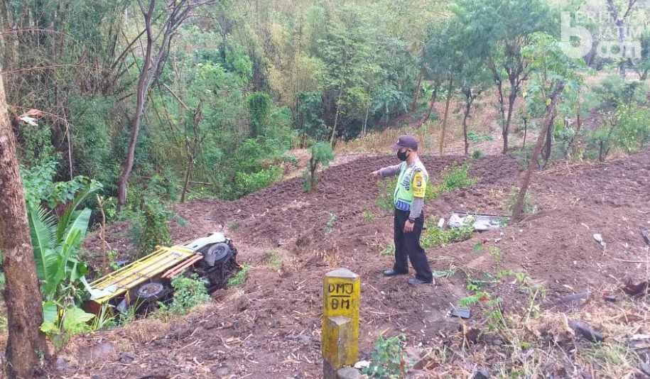 Laka di Jalan Raya Ponorogo-Trenggalek, Truk Tercebur Jurang 8 Meter