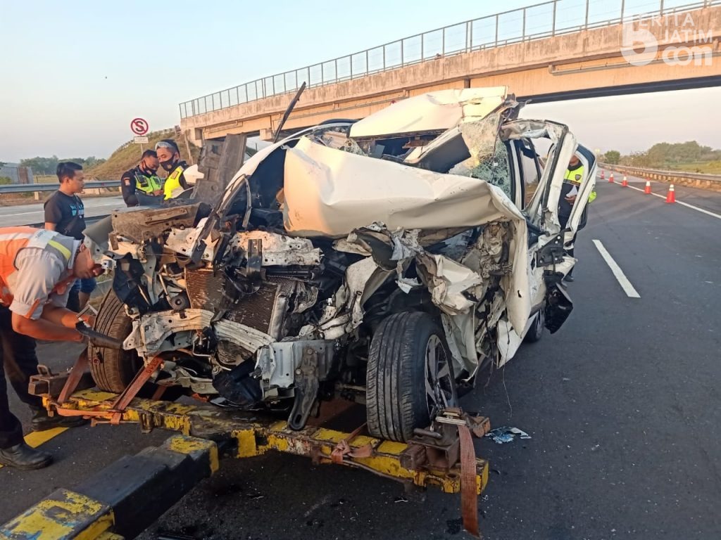 Kecelakaan Beruntun di Tol Jomo, Minibus Hancur