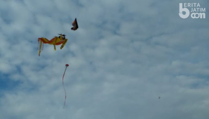 Langit Desa Bakalan Berhias ‘Naga’ Raksasa