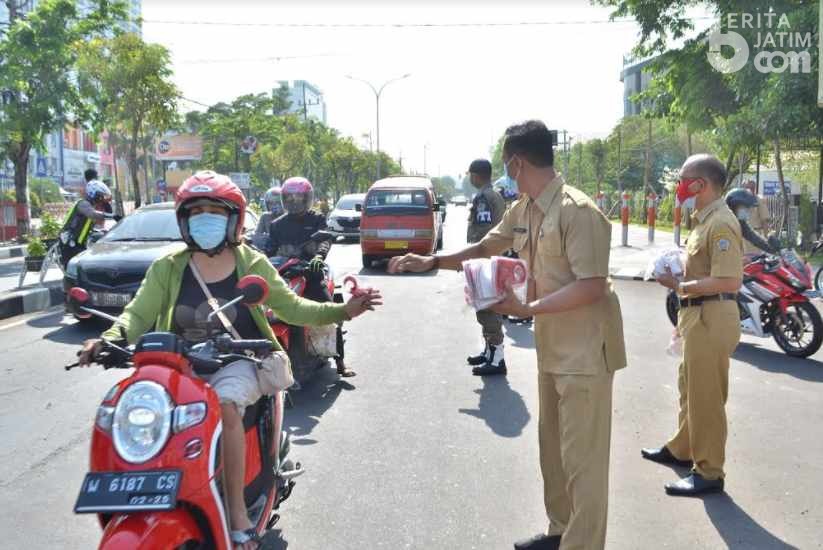 ASN Gresik Bagi Ribuan Masker ke Warga