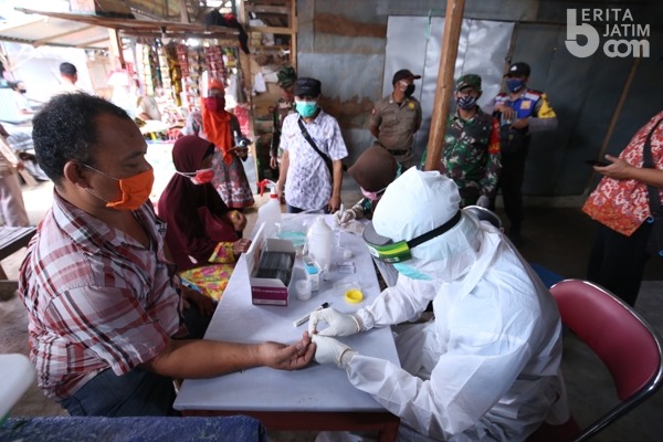 Pedagang dan Pembeli di Pasar Kras Kediri Dirapid Test Mendadak