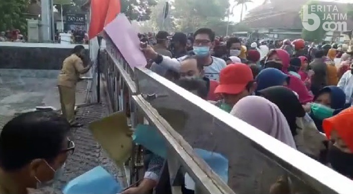 Tak Hiraukan Protokol Kesehatan, Warga Membludak di Kantor Dinkop dan UMKM Jombang
