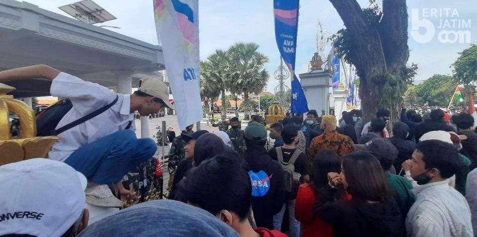 Ratusan Anak Sekolah Ikut Demo di Grahadi