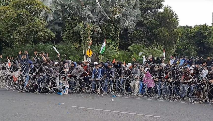 Teriak Revolusi, Revolusi, Revolusi.. Massa Jebol Kawat Berduri di Depan Grahadi Surabaya