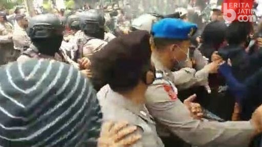 Diwarnai Aksi Bakar Ban, Aksi Mahasiwa Gresik di DPRD Sempat Ricuh
