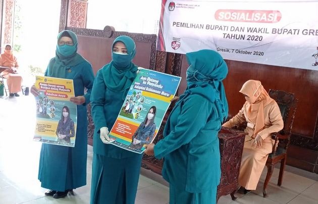 TP PKK Gresik Bagikan 20 Masker Gratis
