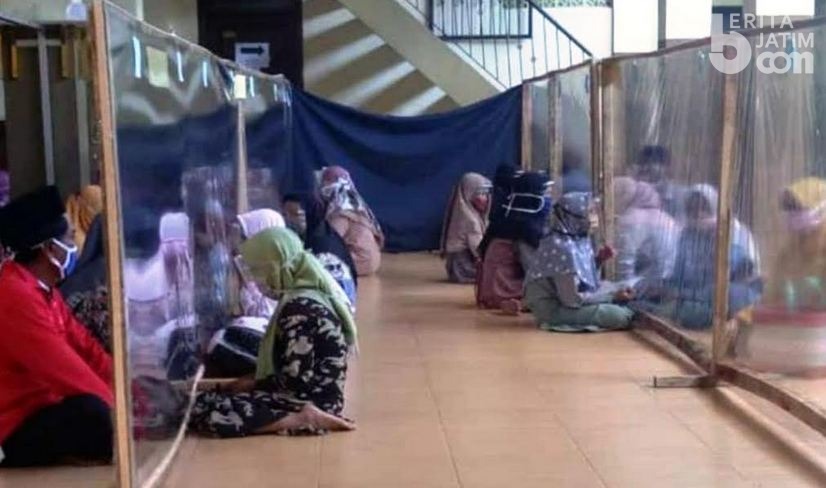 Ponpes Darun Najah Pakai Tirai Plastik untuk Kunjungan Wali Santri