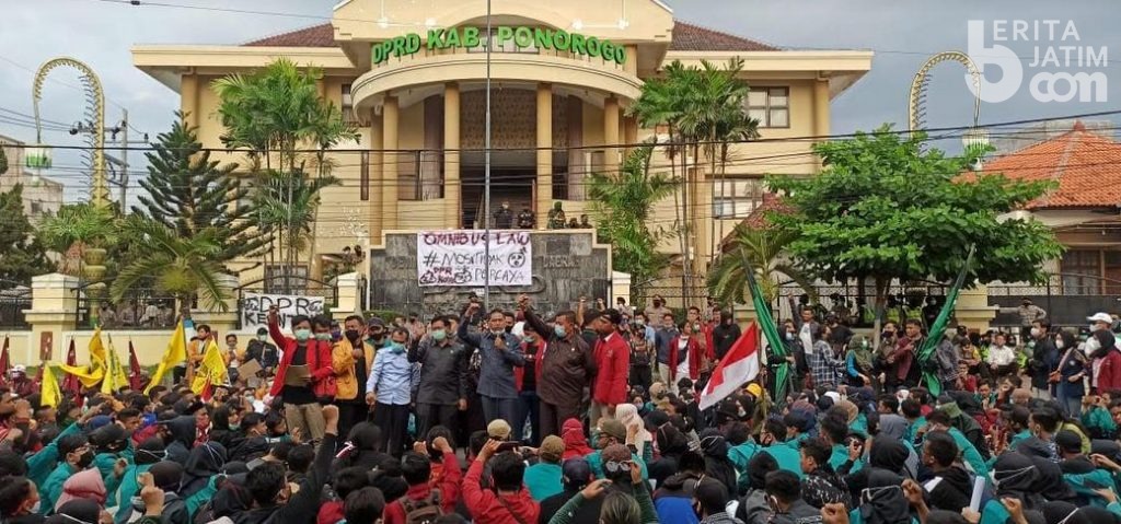 Mahasiswa Berhasil Desak DPRD Ponorogo Tolak UU Cipta Kerja Omnibus Law