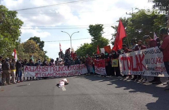 Tolak Omnibus Law Mahasiswa Sempat Blokade Suramadu