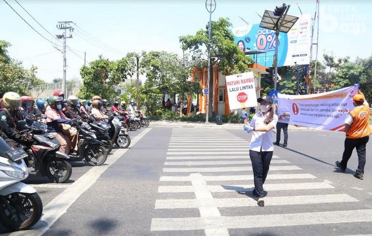 Kecelakaan Meningkat, KAI Turun Jalan Sosialisasikan Bahaya Terobos Palang Pintu KA