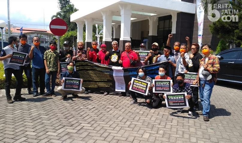 Puluhan Warga Jember Demo di Surabaya, Dukung Khofifah Bertindak Tegas