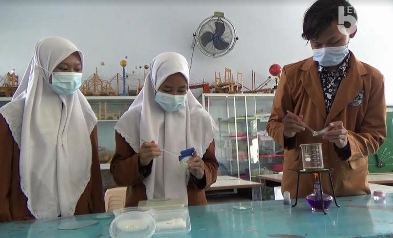 Pelajar SMA Asal Gresik Raih Prestasi Internasional Berkat Daun Sembukan
