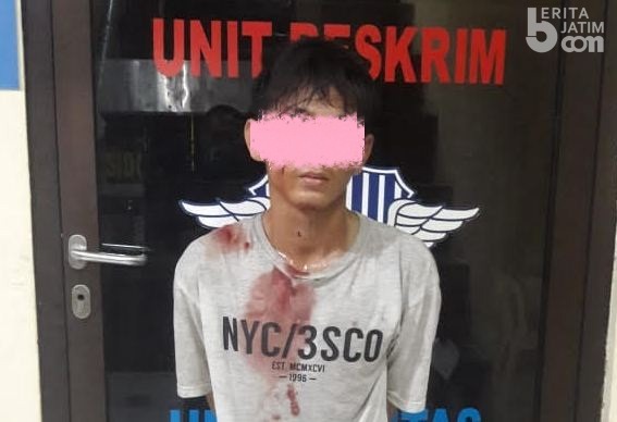 Herman Curi HP Ketika Orang Sedang Salat Magrib