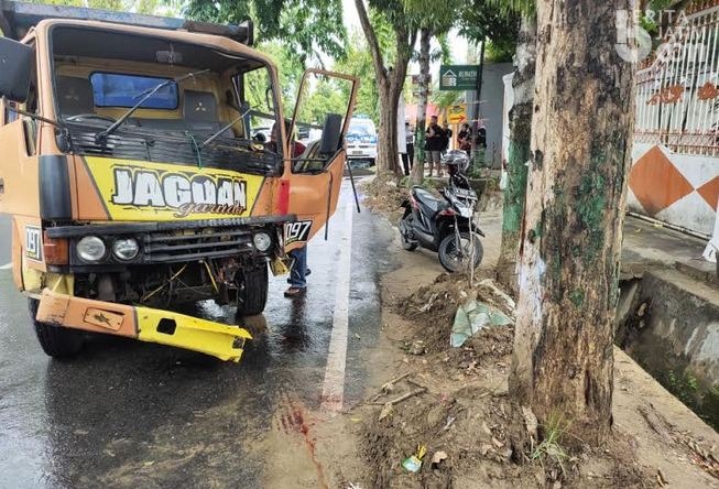 Jalan Licin, Dump Truk Angkut Batu Karang Tabrak Pohon Mahoni