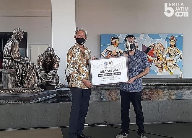UK Petra Beri Beasiswa untuk Kurangi Dampak Ekonomi Covid-19