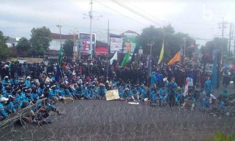 Aksi Mahasiswa Jember Kembali Ricuh di Tengah Guyuran Hujan