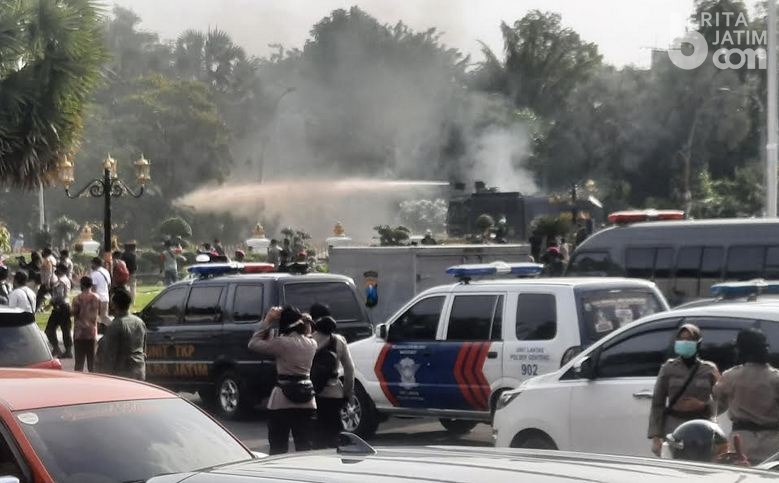 Demo Surabaya Ricuh, Massa Didesak Mundur ke Jalan Pemuda dan Yos Sudarso