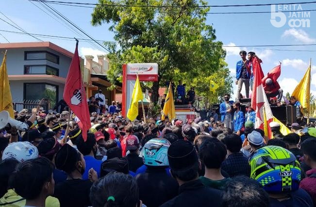 Demo Mahasiswa Tolak UU Cipta Kerja Berakhir Ricuh, Polisi Terluka