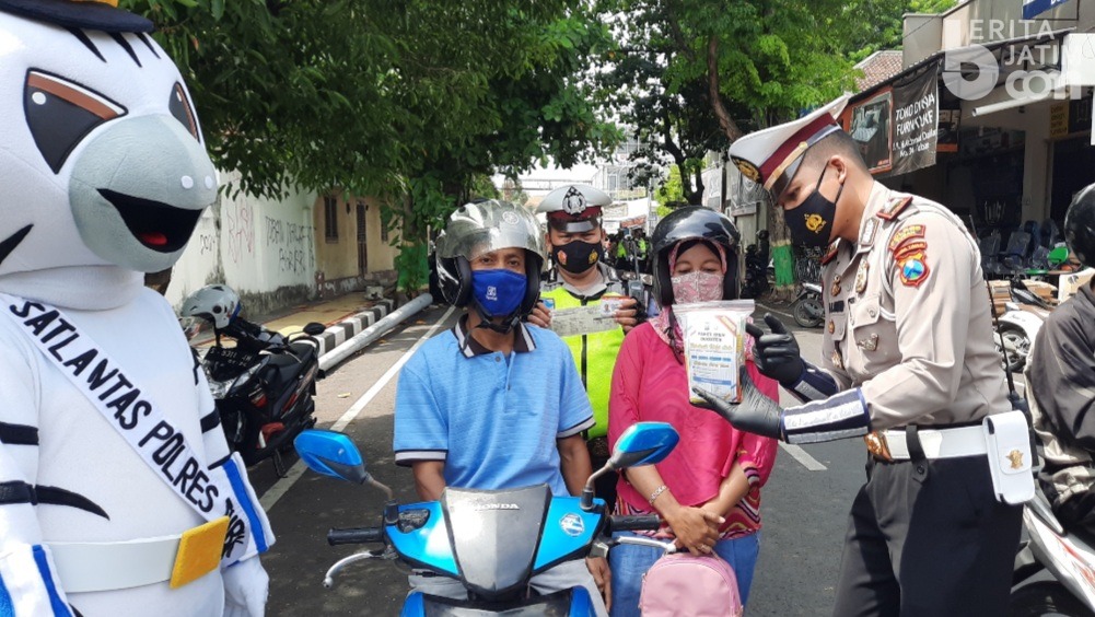 Operasi Zebra, Sat Lantas Polres Tuban Berikan Hadiah Imun Booster Bagi Pengendara Tertib