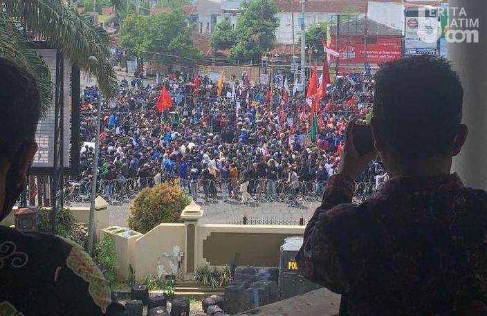 Mahasiswa Lempari Kaca Gedung DPRD Jember