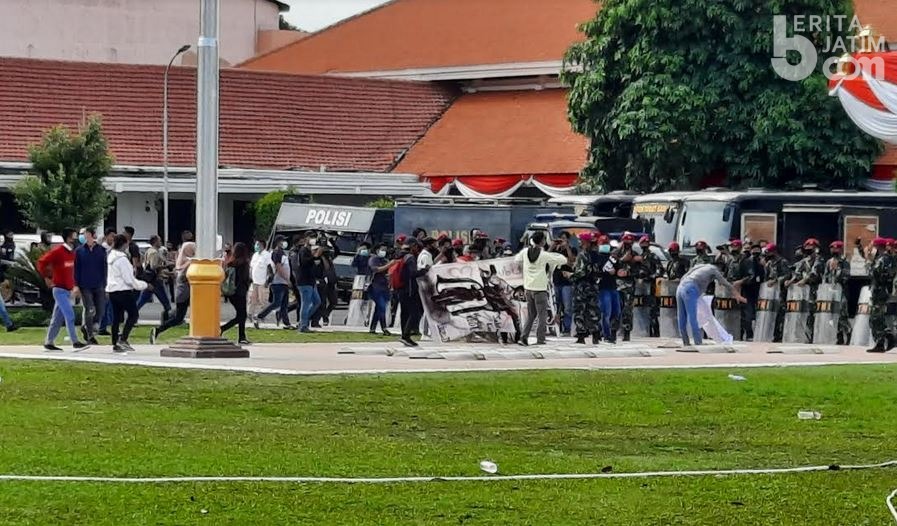 Massa Tolak Omnibus Law Jebol Pagar dan Masuk ke Halaman Grahadi