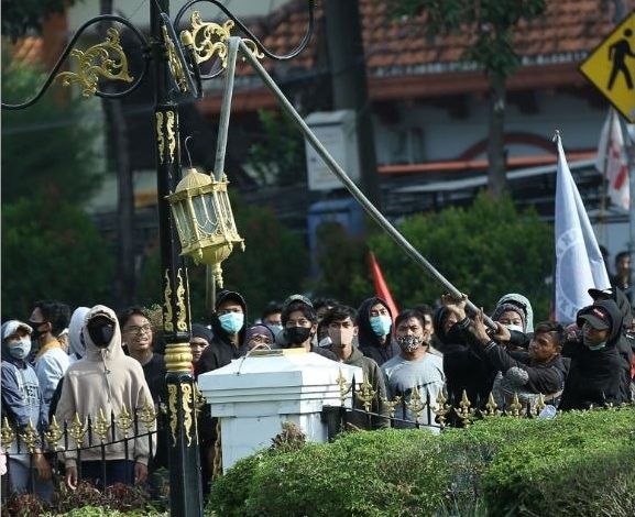 Polisi Buru Pengrusak Fasum saat Demo Tolak UU Omnibus Law Lalu