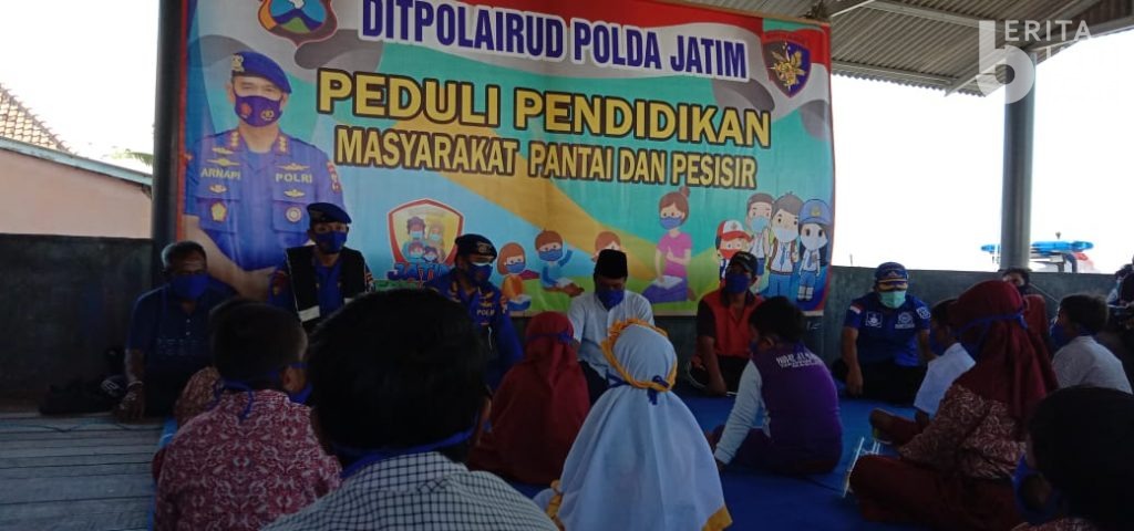 Ajak Belajar Bareng, Polairud Sambangi Anak Pesisir Pantai di Kamal Bangkalan