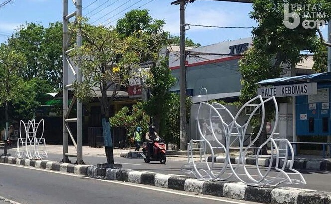 Kota Gresik Bersolek, Puluhan Pot Tanaman Dipasang di Jalan Utama