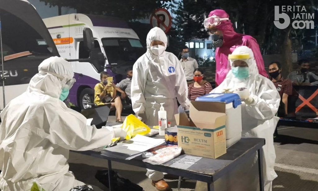 Terjaring Razia, Pelanggar Protokol Kesehatan Dites Swab