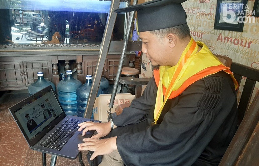 Kisah Nakes Asal Gresik Berjuang Lulus Tesis di Tengah Pandemi