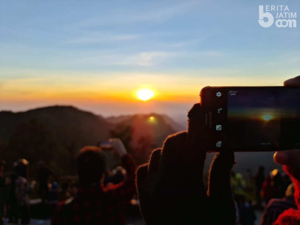 Menikmati Sunrise Penanjakan, Bromo Mulai Bergeliat dengan Protokol Kesehatan