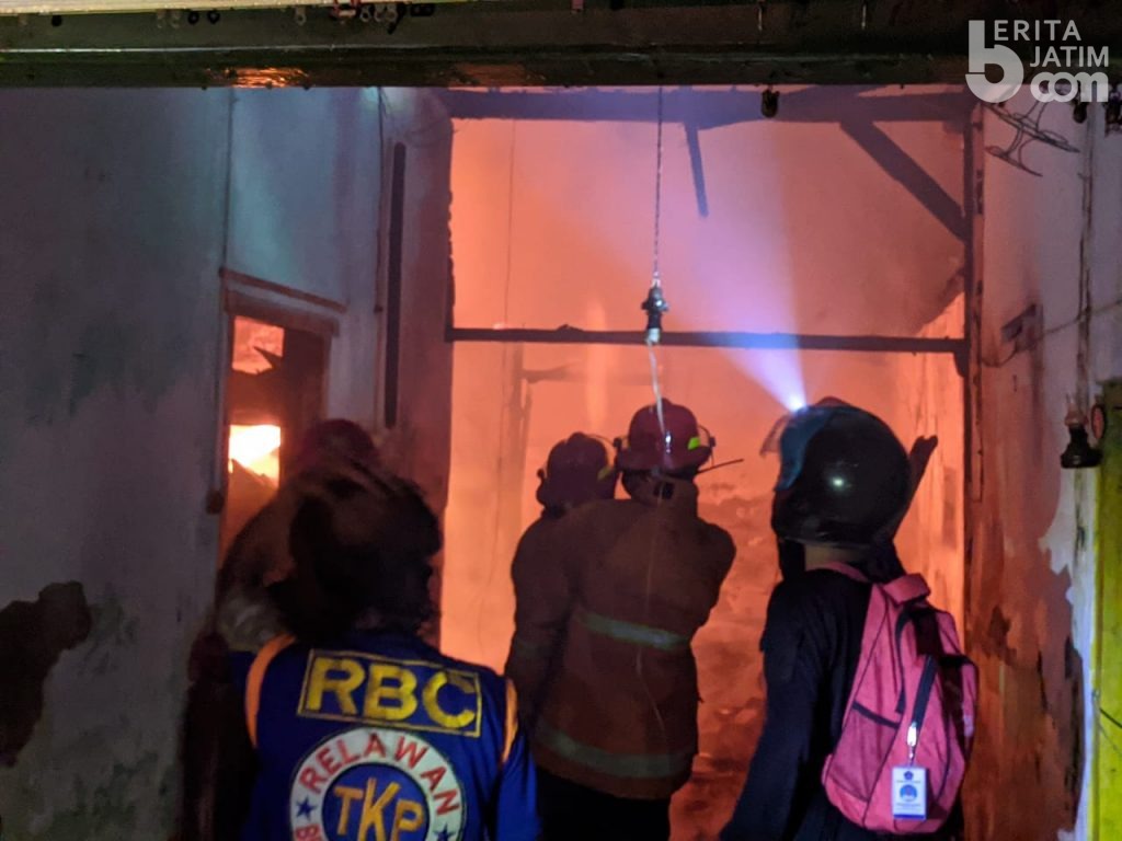 Muncul Api dari Dalam, Rumah di Kota Mojokerto Terbakar